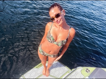  alt="Hailey Bieber"