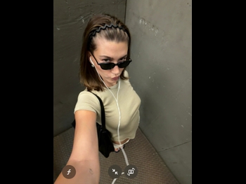  alt="Hailey Bieber"