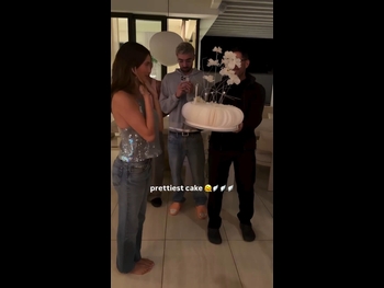  alt="Hailey Bieber"