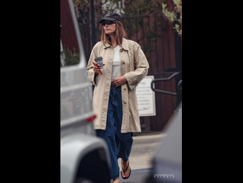  alt="Hailey Bieber"