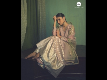  alt="Mouni Roy"