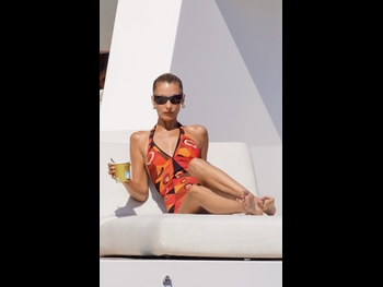  alt="Bella Hadid"