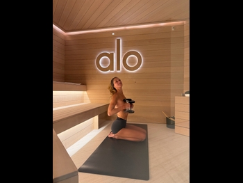  alt="Bella Hadid"