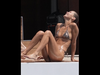  alt="Bella Hadid"