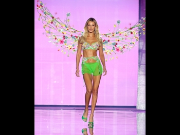  alt="Bella Hadid"