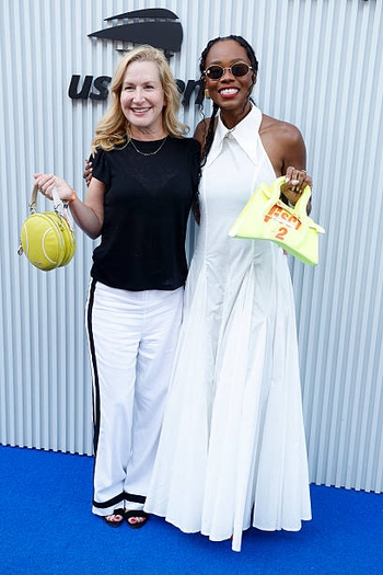 Angela Kinsey