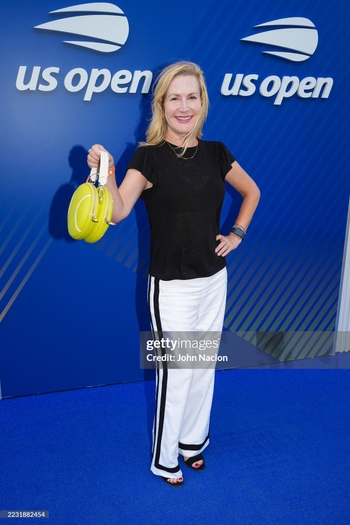 Angela Kinsey