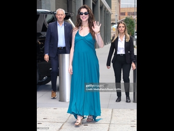  alt="Anne Hathaway (i)"