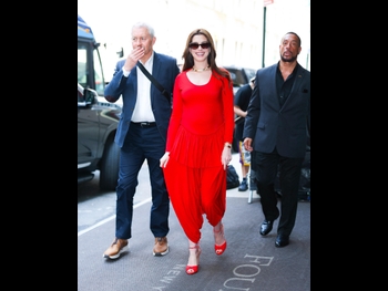  alt="Anne Hathaway (i)"