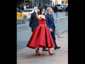  alt="Anne Hathaway (i)"