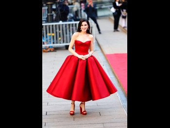  alt="Anne Hathaway (i)"