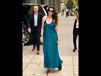  alt="Anne Hathaway (i)"