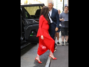  alt="Anne Hathaway (i)"