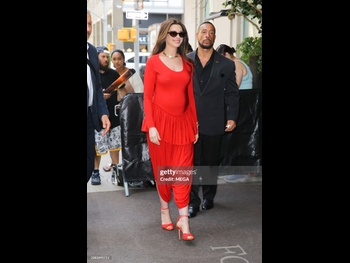  alt="Anne Hathaway (i)"