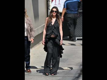  alt="Anne Hathaway (i)"