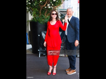  alt="Anne Hathaway (i)"