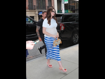 alt="Anne Hathaway (i)"