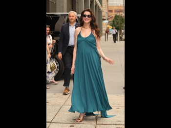  alt="Anne Hathaway (i)"