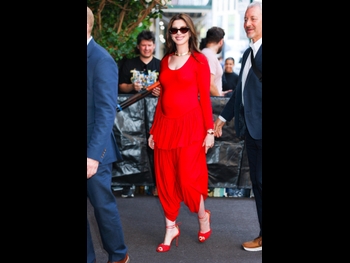  alt="Anne Hathaway (i)"