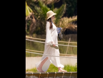  alt="Anne Hathaway (i)"