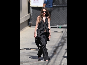  alt="Anne Hathaway (i)"