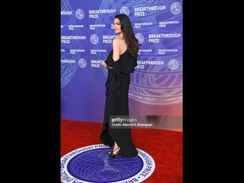  alt="Anne Hathaway (i)"