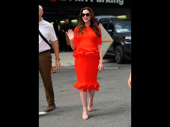  alt="Anne Hathaway (i)"