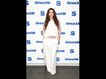  alt="Anne Hathaway (i)"