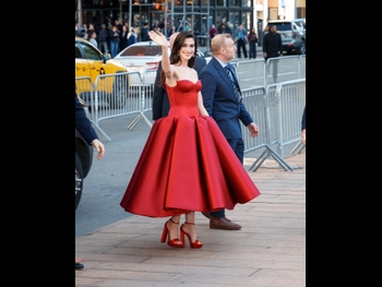  alt="Anne Hathaway (i)"