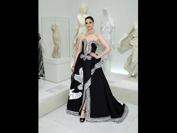  alt="Anne Hathaway (i)"