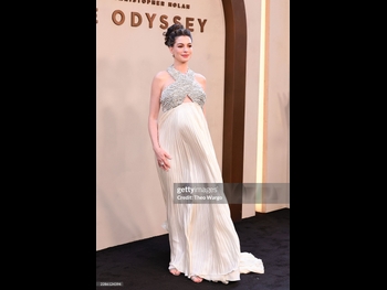  alt="Anne Hathaway (i)"