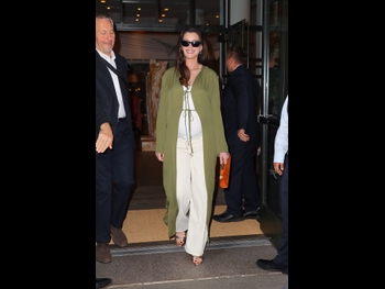  alt="Anne Hathaway (i)"