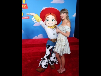  alt="Taylor Swift"