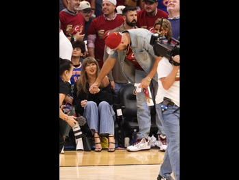  alt="Taylor Swift"