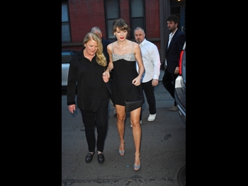  alt="Taylor Swift"