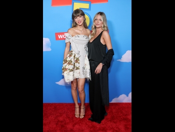  alt="Taylor Swift"