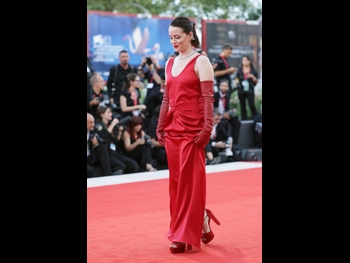  alt="Claire Foy"