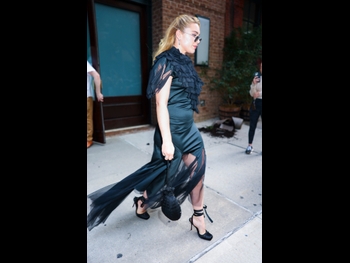  alt="Florence Pugh"