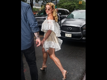  alt="Florence Pugh"