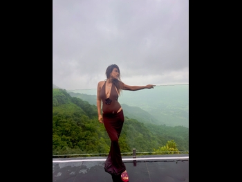  alt="Nia Sharma"