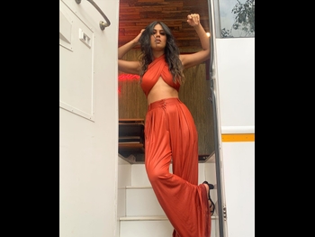  alt="Nia Sharma"