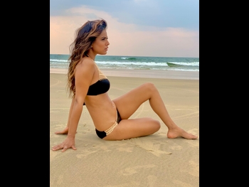  alt="Nia Sharma"
