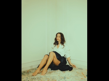  alt="Elli Avrram"