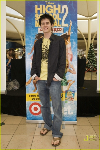 Lucas Grabeel