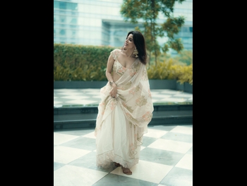  alt="Divya Bharathi"