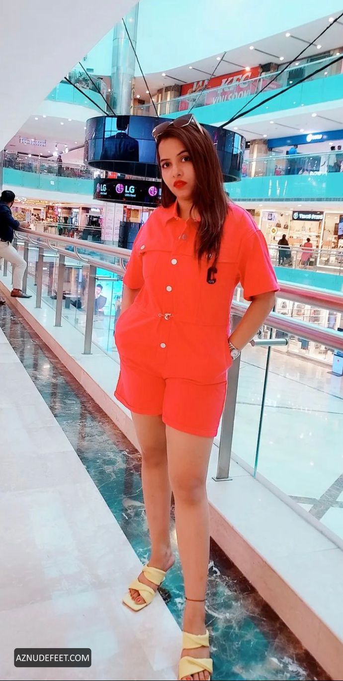 DHINCHAK POOJA Feet - AZNudeFeet