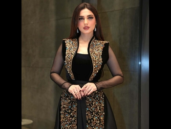  alt="Yasmine Ezz"