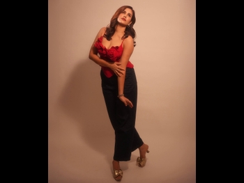  alt="Sonnalli Seygall"
