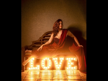  alt="Sonnalli Seygall"