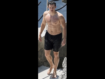  alt="Callum Turner"
